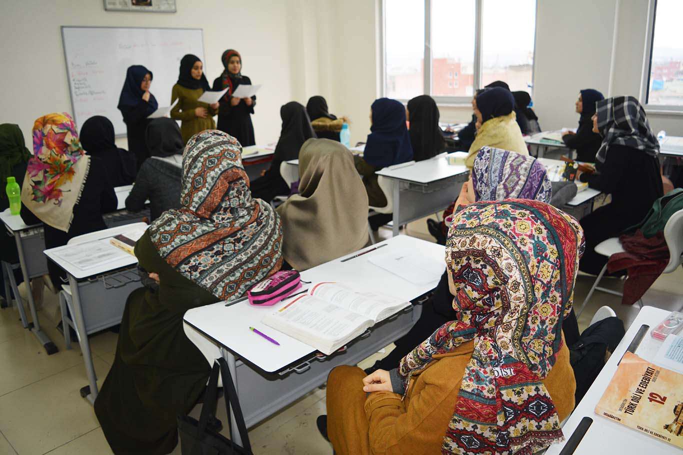 Başarıya doymayan imam hatipler öğrencilerini en iyi okullara gönderiyor Başarıya doymayan imam hatipler öğrencilerini en iyi okullara gönderiyor